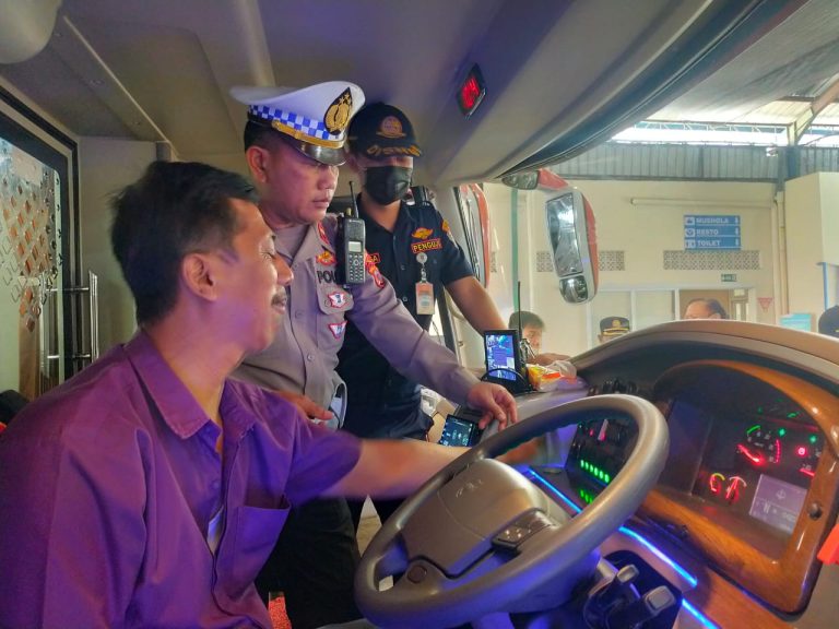 Jelang Lebaran, Satlantas Polres Karanganyar bersama Dishub Gelar Ramp Check