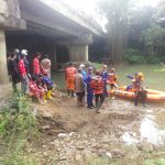 Gunakan Perahu Karet, Petugas Gabungan Cari Pria Nekat Loncat ke Sungai
