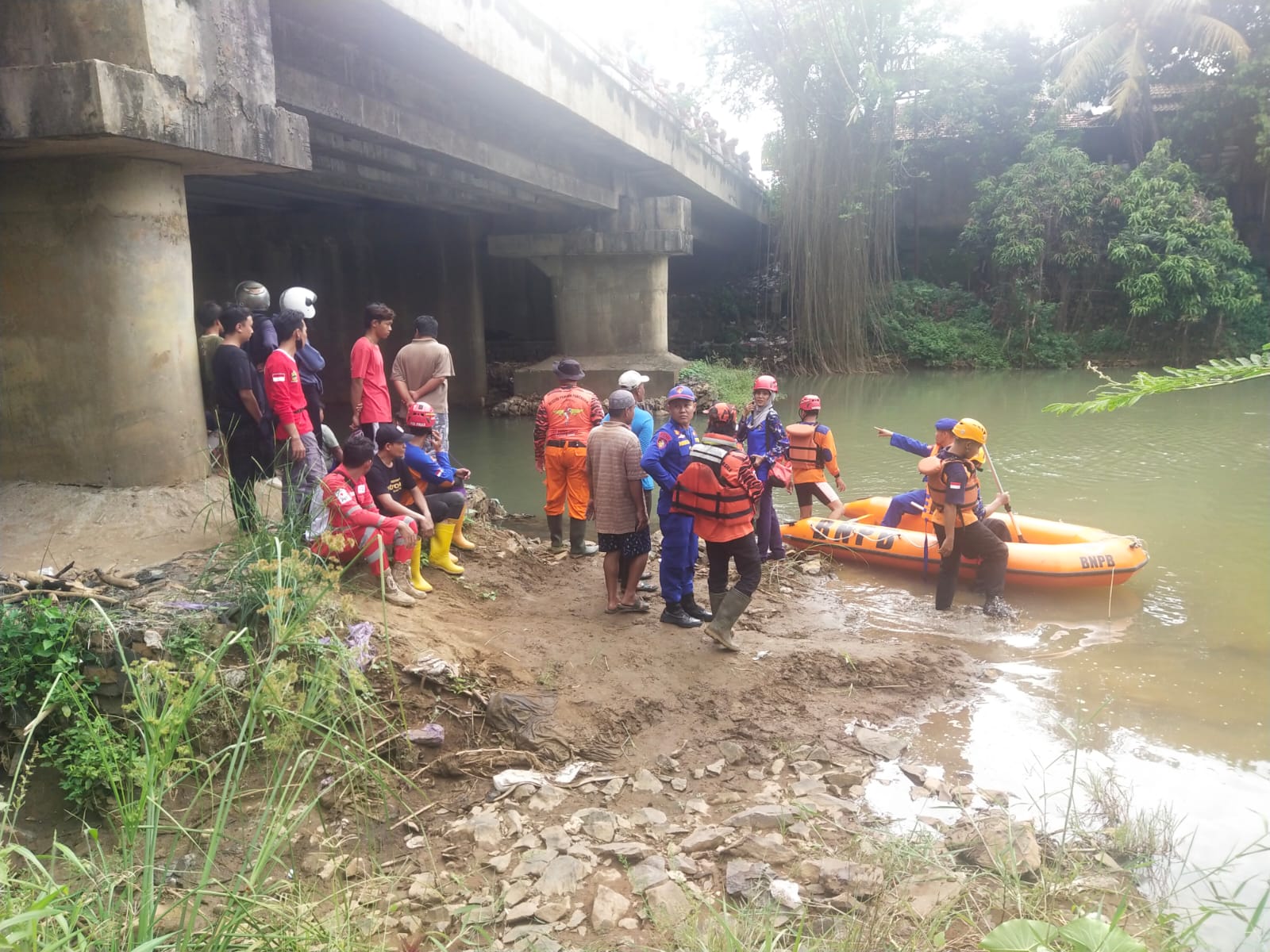 Gunakan Perahu Karet, Petugas Gabungan Cari Pria Nekat Loncat ke Sungai