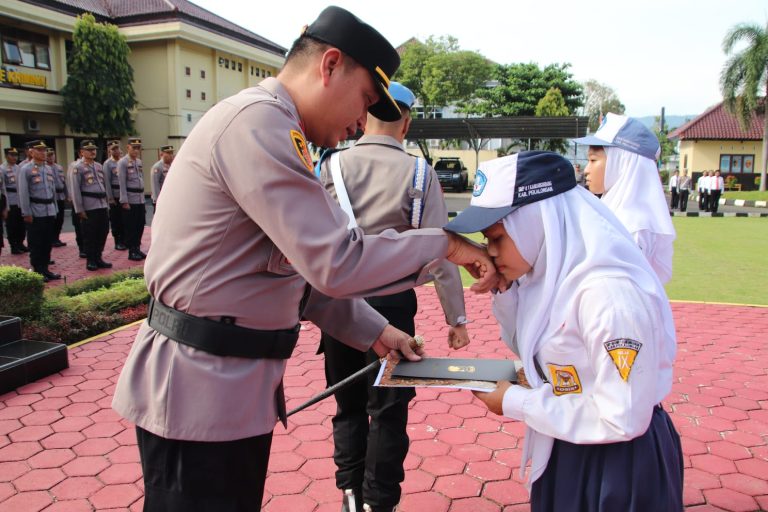 Dua Pelajar di Kandangserang Dapatkan Penghargaan dari Kapolres Pekalongan