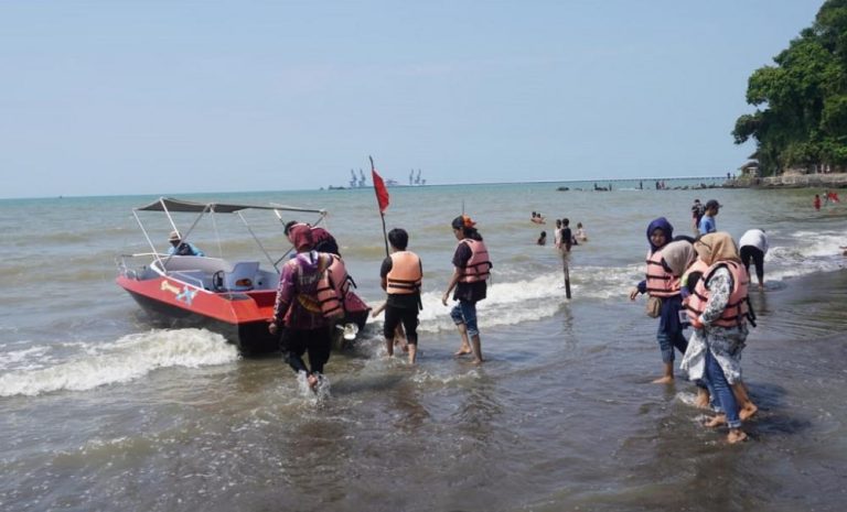 Speedboat Jadi Wahana Paling Laris di Pantai Ujungnegoro Batang