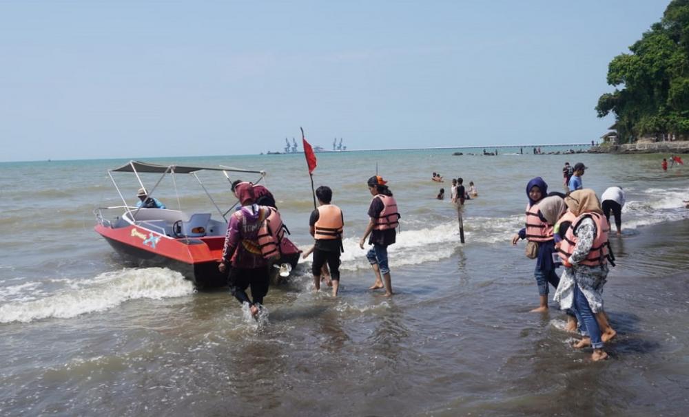 Speedboat Jadi Wahana Paling Laris di Pantai Ujungnegoro Batang