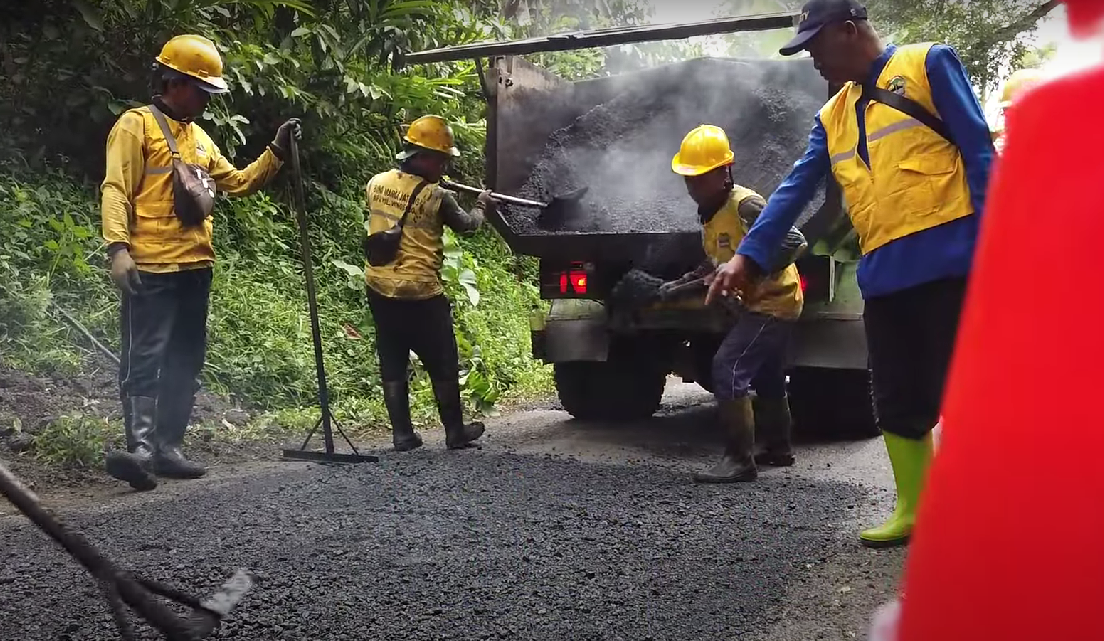 Perbaikan jalan di Temanggung, menjelang datangnya arus mudik lebaran 2023.