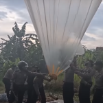 Polisi mengamankan balon udara liar yang dibuat warga dalam merayakan Lebaran pada tahun 2022 lalu.
