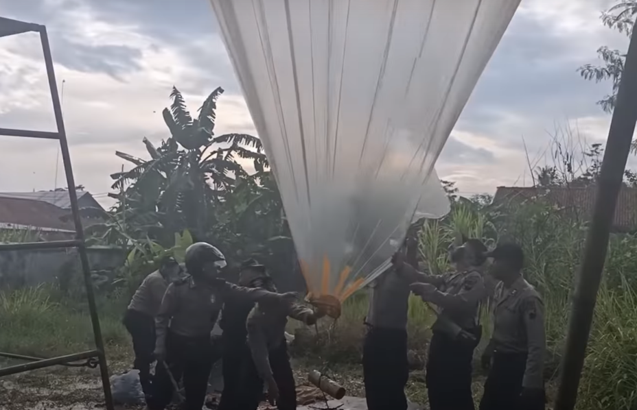Polisi mengamankan balon udara liar yang dibuat warga dalam merayakan Lebaran pada tahun 2022 lalu.