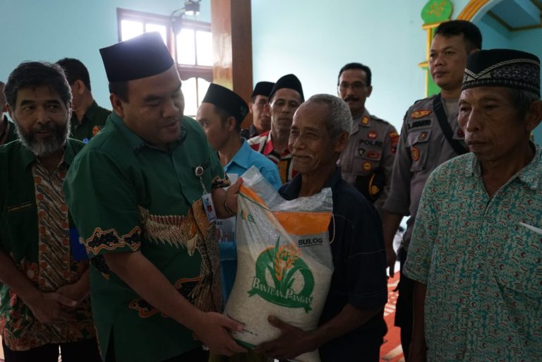 Bupati Serahkan Bantuan Pangan untuk 225 KPM di Desa Bicak Todanan