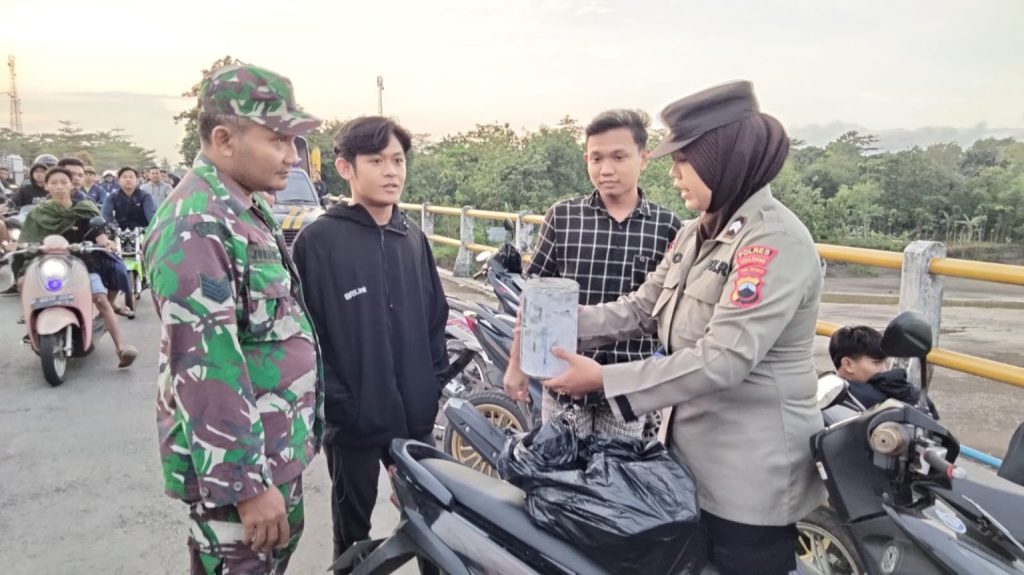 Patroli Polsek Kesesi Amankan Belasan Petasan Jumbo Siap Ledak