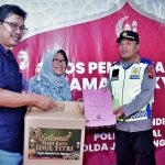 Bupati Tegal Umi Azizah (tengah) didampingi pelaksana harian Sekretaris Daerah Kabupaten Tegal Dadang Darusman saat menyerahkan bingkisan lebaran kepada petugas jaga.