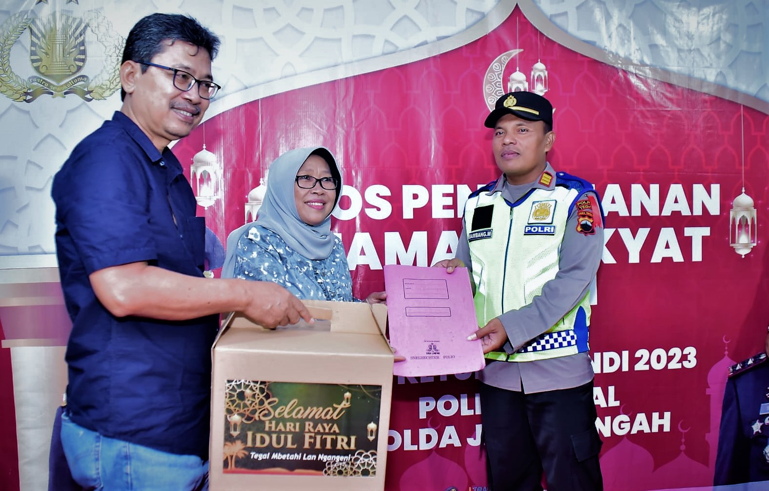 Bupati Tegal Umi Azizah (tengah) didampingi pelaksana harian Sekretaris Daerah Kabupaten Tegal Dadang Darusman saat menyerahkan bingkisan lebaran kepada petugas jaga.