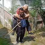 Bertugas Saat Puasa, Polisi Ini Gendong Lansia ke Gereja