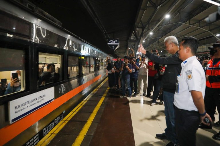 Gunakan KA Kutoarjo, Kloter Pertama Mudik Gratis Kereta Api Dilepas Ganjar Pranowo
