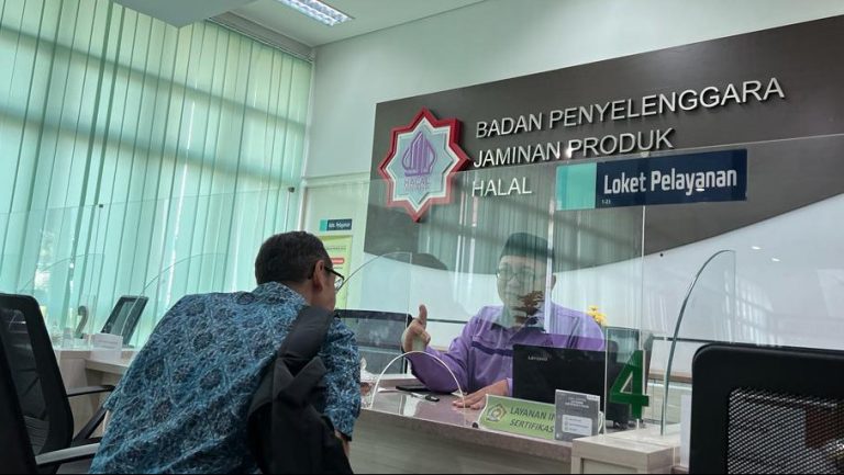 Layanan konsultasi di Kantor BPJPH, Jalan Pondok Gede, Pinang Ranti, Jakarta Timur.