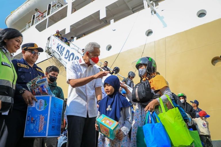 Disambut Ganjar, Pemudik Gratis yang Tiba di Pelabuhan Tanjung Emas