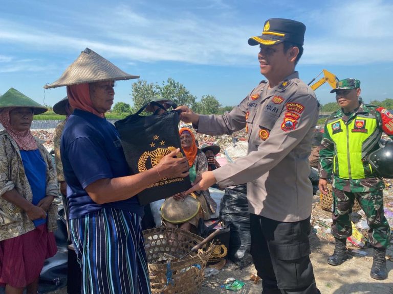 Gerebek TPA di Desa Temurejo, Jajaran Polres dan Kodim Serahkan Paket Sembako