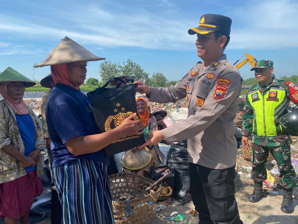 Gerebek TPA di Desa Temurejo, Jajaran Polres dan Kodim Serahkan Paket Sembako