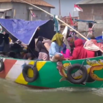 Syawalan ditandai dengan pengunjung yang berkeliling pantai menggunakan perahu nelayan yang disewakan.