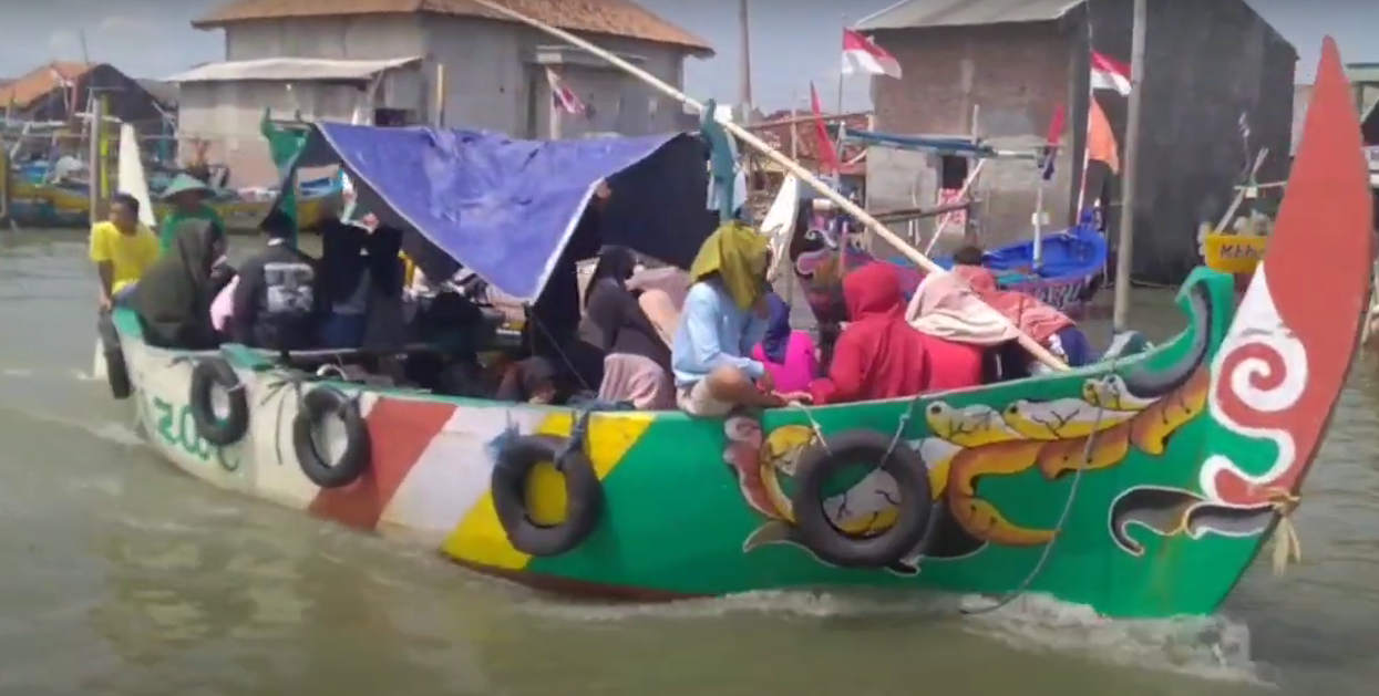 Syawalan ditandai dengan pengunjung yang berkeliling pantai menggunakan perahu nelayan yang disewakan.