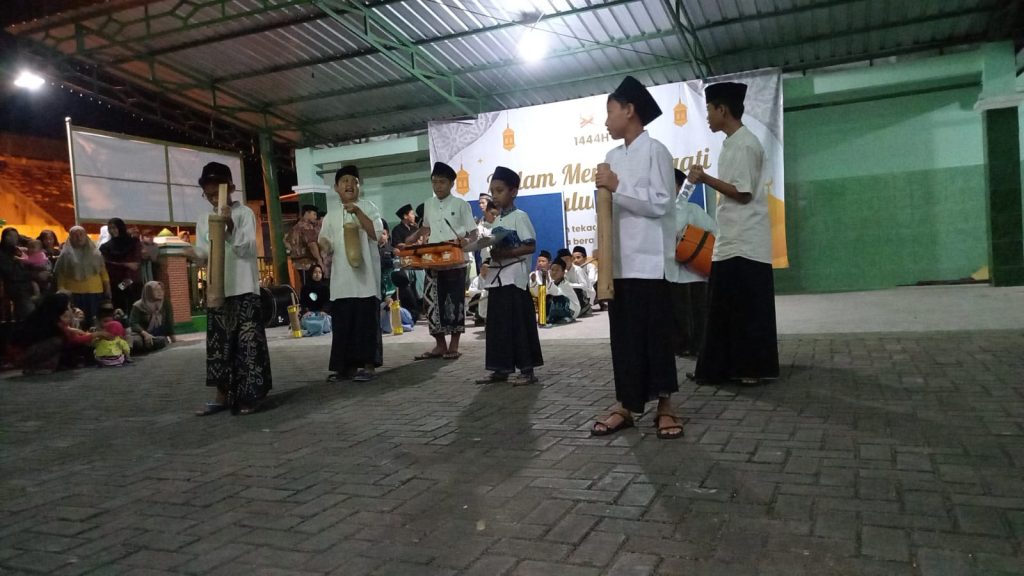 Semarakkan Ramadan, Serunya Lomba Tongtek di Perumda Kelurahan Kunden