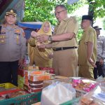 Wakil Bupati Boyolali, Wahyu Irawan bersama Kapolres Boyolali, AKBP Petrus Parningotan Silalahi melakukan pengecekan salah satu toko modern, Selasa (11/04)