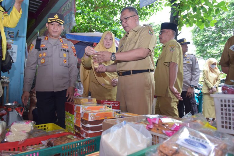 Wakil Bupati Boyolali, Wahyu Irawan bersama Kapolres Boyolali, AKBP Petrus Parningotan Silalahi melakukan pengecekan salah satu toko modern, Selasa (11/04)