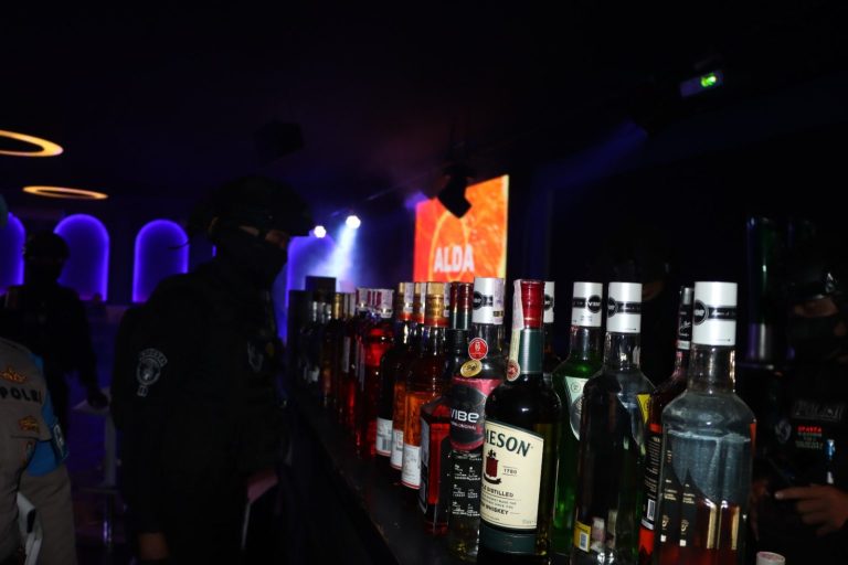 Tim Sparta Sita Puluhan Botol Miras ‘Elit’ Tanpa Izin dari Tempat Hiburan Malam