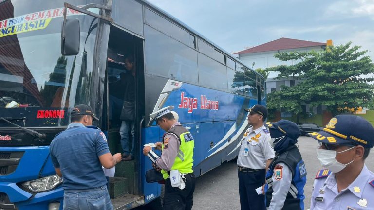 Satlantas Polres Rembang dan Dishub Lakukan Ramp Check Bus AKAP