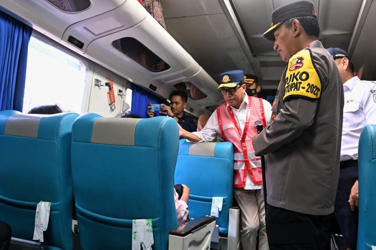 Menhub, Kapolri, serta PJ Gubernur DKI Tinjau Arus Mudik di Stasiun Pasar Senen