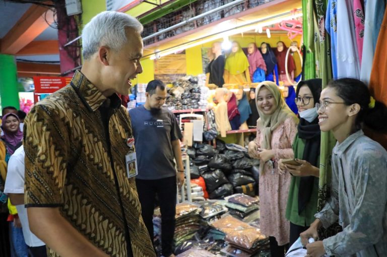 Kunjungi Pasar Kliwon, Ganjar: Geliat Ekonomi Masyarakat Meningkat Jelang Lebaran