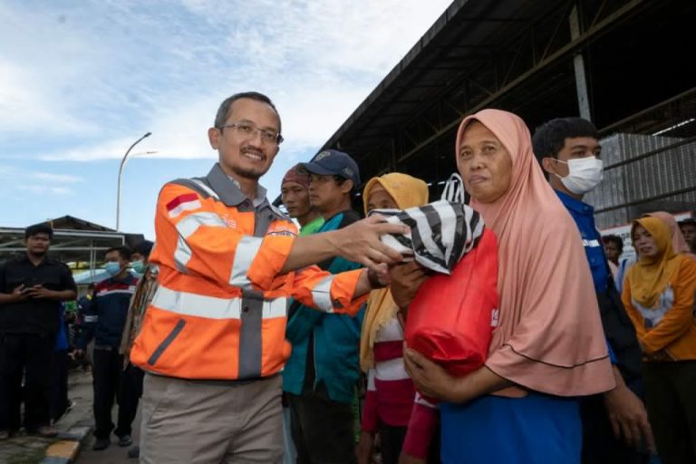 Peringati Hari Bumi, SBI Tanam Pohon dan Berbagi Bersama Pemilah Sampah