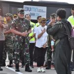 Menlu Retno Marsudi dan Panglima TNI Laksamana Yudo Margono sambut kedatangan WNI dari Sudan di Jakarta, Jumat (28/04).