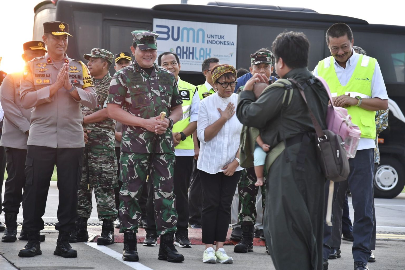 Menlu Retno Marsudi dan Panglima TNI Laksamana Yudo Margono sambut kedatangan WNI dari Sudan di Jakarta, Jumat (28/04).