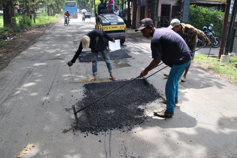 Pengerjaan Rutin Jalan Lingkar Kota Blora Ditarget Selesai H-7 Lebaran