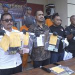 Kasat Res Narkoba Polres Boyolali, Iptu Yulianus Dica Ariseno Adi (kedua dari kiri) menunjukkan barang bukti narkoba berupa sabu 3,54 gram dan 198 butir pil koplo di halaman Mapolres, Selasa (04/04)