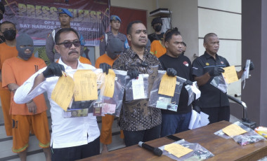 Kasat Res Narkoba Polres Boyolali, Iptu Yulianus Dica Ariseno Adi (kedua dari kiri) menunjukkan barang bukti narkoba berupa sabu 3,54 gram dan 198 butir pil koplo di halaman Mapolres, Selasa (04/04)