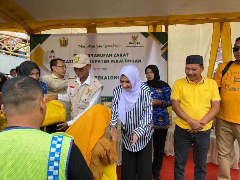 Bantu Paket Sembako, Bupati: Masyarakat Agar Merasakan Lebaran dengan Senyum