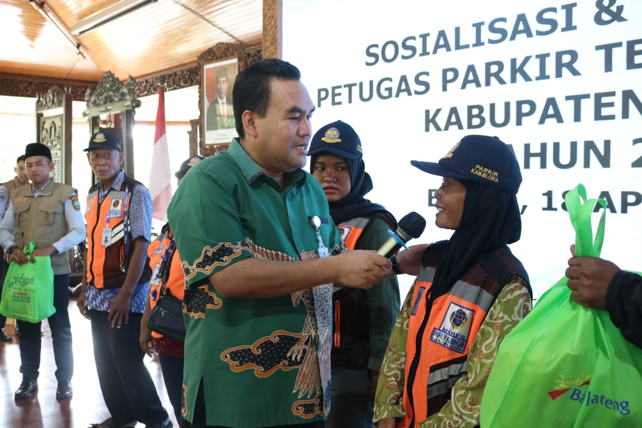 Ratusan Petugas Parkir Tepi Jalan di Blora Diminta Ramah Kepada Pemudik
