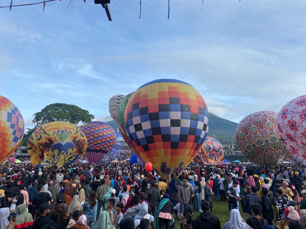 Festival balon udara di lapangan Kledung, Kabupaten Temanggung tampak meriah dihadiri ribuan penonton, Jumat (28/04).