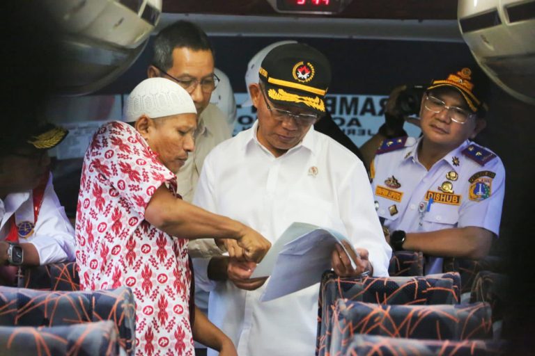 Menko PMK Cek Kesiapan Mudik di Terminal Kampung Rambutan