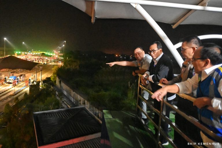 Menhub Evaluasi Pelaksanaan Arus Mudik Hingga H-3 di Tol Jakarta - Semarang