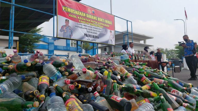 Polres Blora Musnahkan Ribuan Botol Minuman Keras