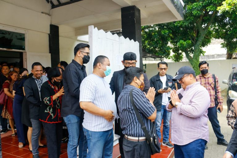 Kepala Kankemenag Purwakarta Sopian memantau ibadat Jumat Agung yang dilaksanakan jemaat GKPS, Jumat (07/04)