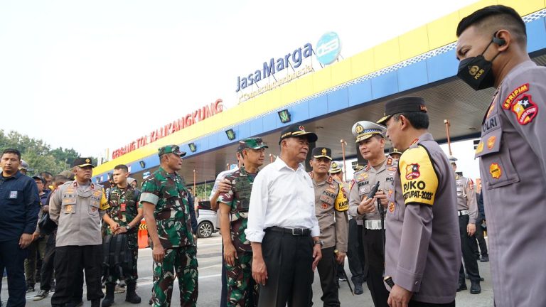 Tinjau Tol Kalikangkung, Menko PMK: Bawa Pengemudi Cadangan Cegah Kecelakaan