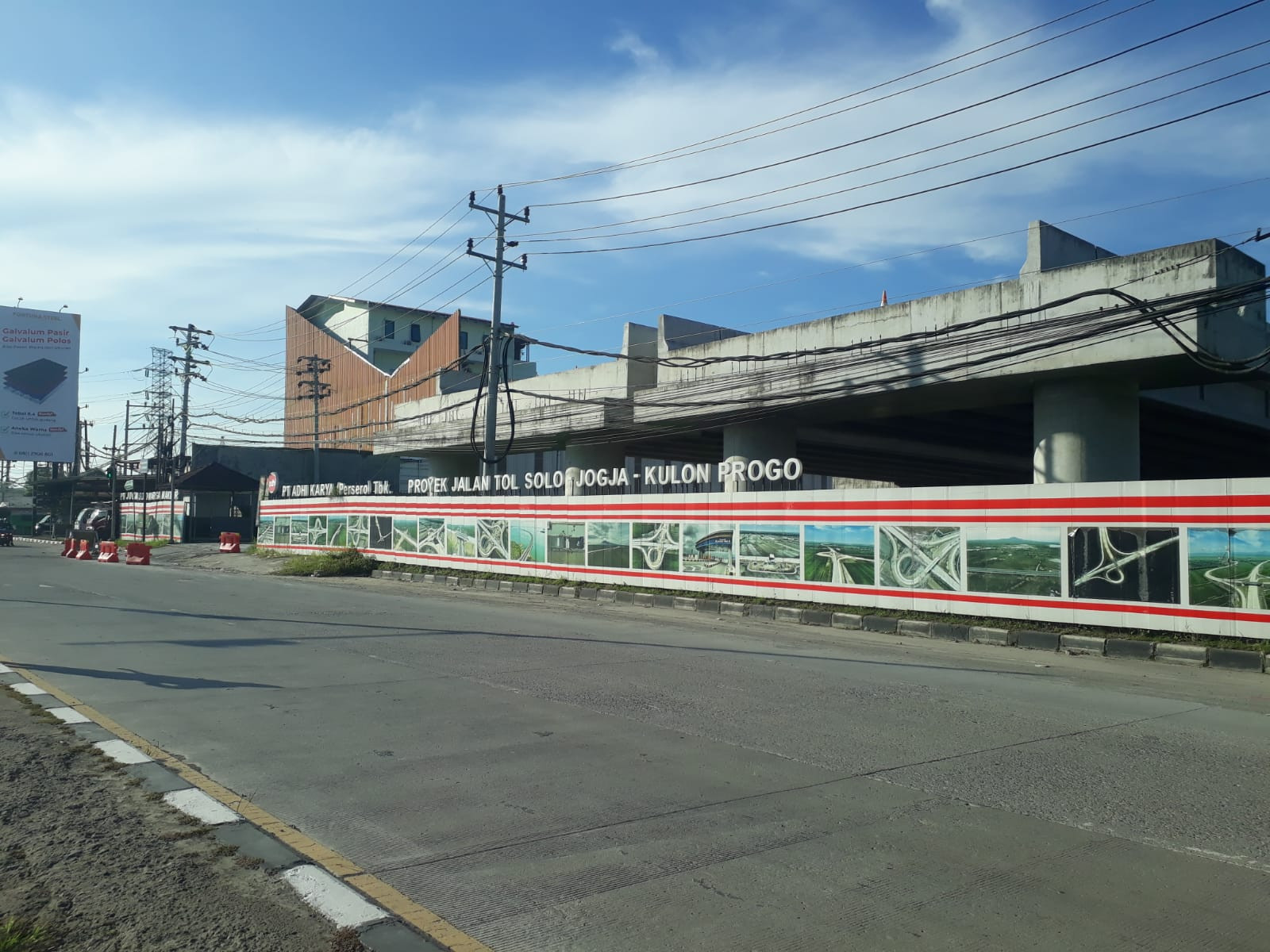 Pintu masuk jalan tol fungsional Solo - Jogja yang berada di depan exit tol Colomadu.