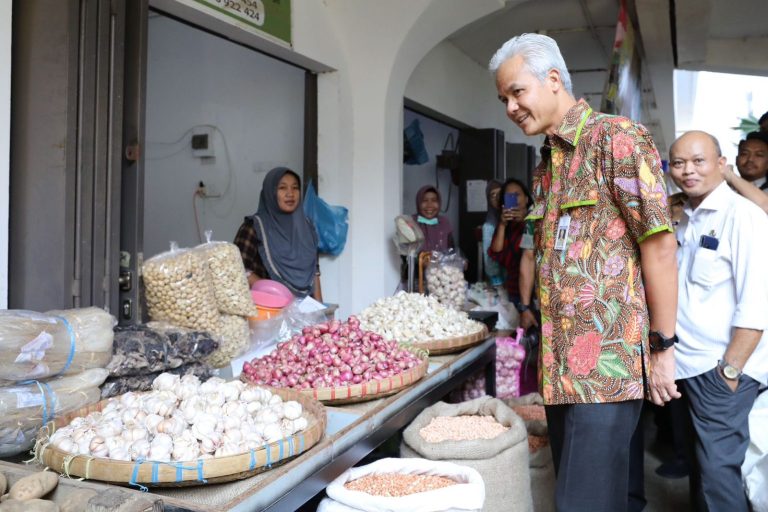 Pantau Operasi Pasar, Ganjar Dapati Harga Bapok Jelang Lebaran Relatif Stabil