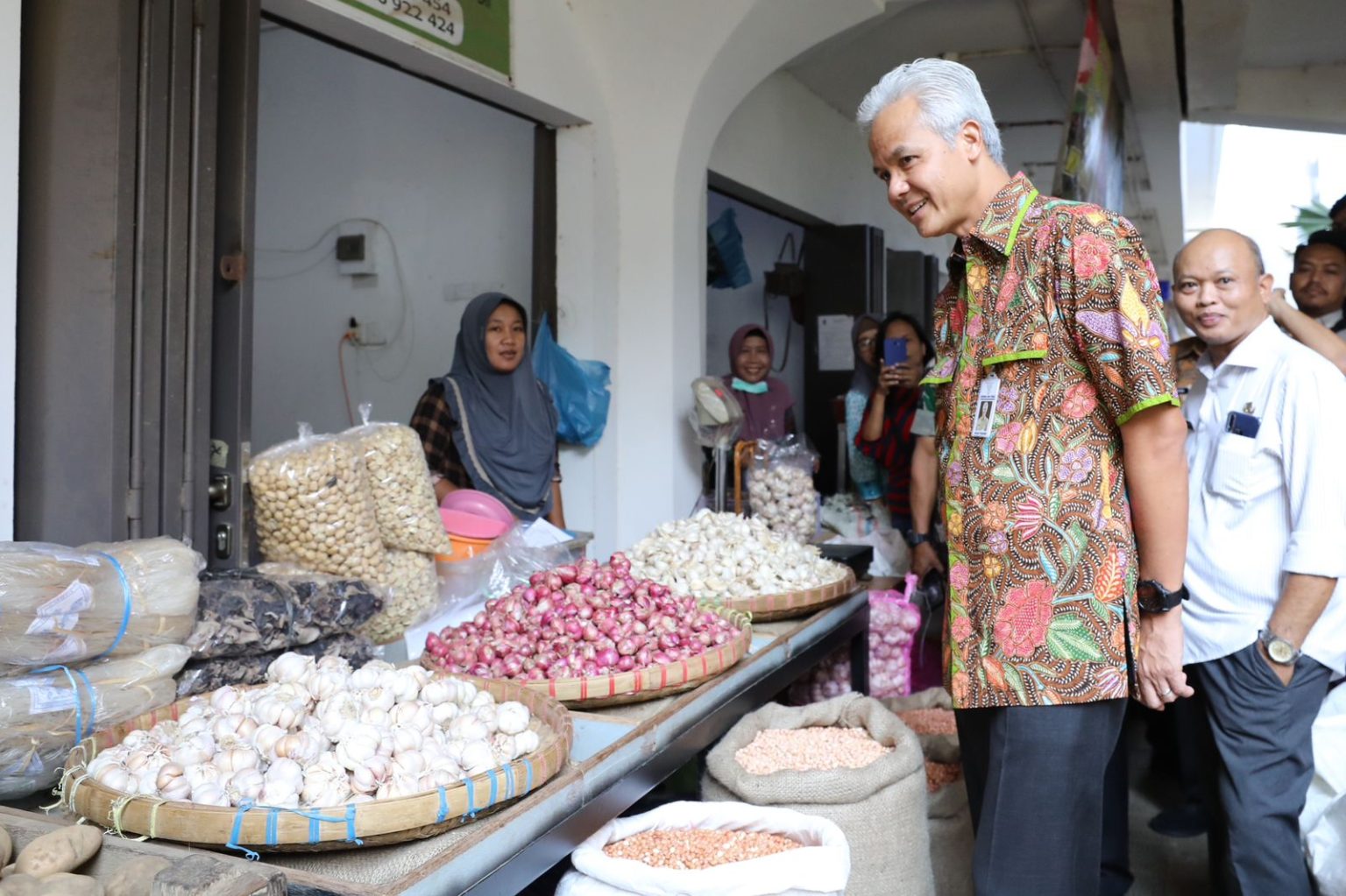 Pantau Operasi Pasar, Ganjar Dapati Harga Bapok Jelang Lebaran Relatif Stabil