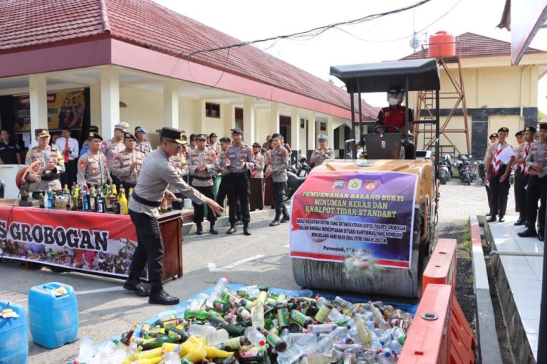 Sita Ribuan Miras dan Ratusan Knalpot Brong, Polres Grobogan Musnahkan Barang Bukti