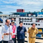 Presiden Jokowi saat memberikan keterangan pers usai meninjau langsung Pelabuhan Merak, Kota Cilegon, Provinsi Banten pada Selasa (11/04). 
