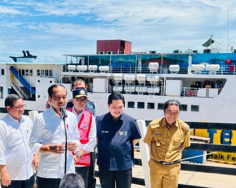 Presiden Jokowi saat memberikan keterangan pers usai meninjau langsung Pelabuhan Merak, Kota Cilegon, Provinsi Banten pada Selasa (11/04). 