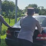 Aksi Kapolres dan Wakapolres Boyolali mendorong mobil mogok di tol Semarang - Solo daerah Boyolali, Kamis (20/04).