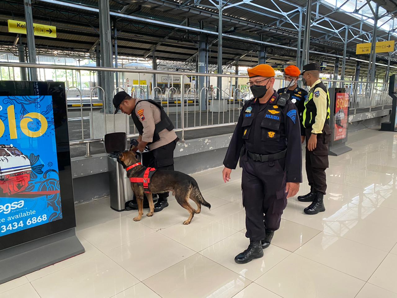 Jaga Keamanan Jelang Lebaran, Polresta Surakarta Terjunkan Anjing Pelacak di Terminal dan Stasiun